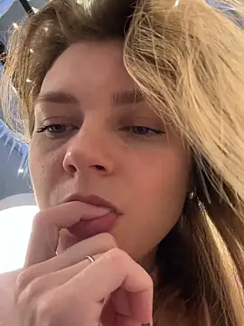 Snapshot of ValenciaShock chatting on 11.22.25 ValenciaShock online show from 11.22.25