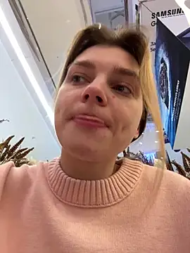 Snapshot of ValenciaShock chatting on 12.18.25 ValenciaShock online show from 12.18.25