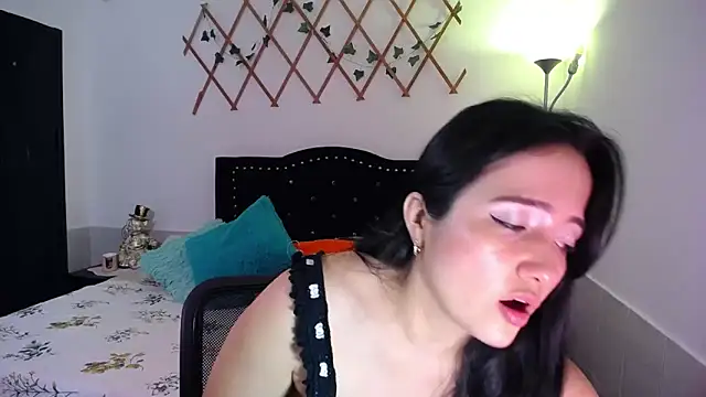 Snapshot of naughty_girl_4u chatting on 10.24.25 naughty girl 4u online show from 10.24.25