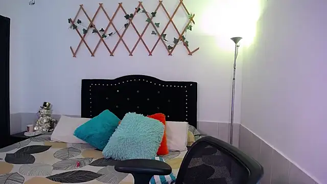 Snapshot of naughty_girl_4u chatting on 10.30.25 naughty girl 4u online show from 10.30.25