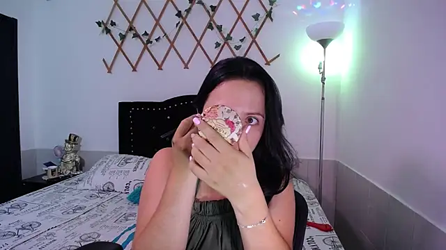 Snapshot of naughty_girl_4u chatting on 11.10.25 naughty girl 4u online show from 11.10.25