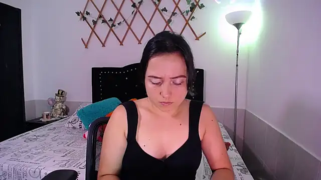 Snapshot of naughty_girl_4u chatting on 11.12.25 naughty girl 4u online show from 11.12.25