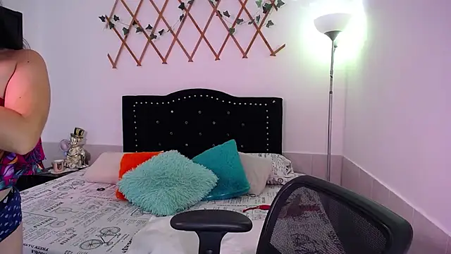 Snapshot of naughty_girl_4u chatting on 11.13.25 naughty girl 4u online show from 11.13.25