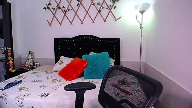 Snapshot of naughty_girl_4u chatting on 11.18.25 naughty girl 4u online show from 11.18.25