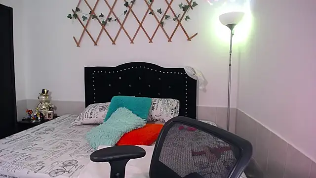 Snapshot of naughty_girl_4u chatting on 12.15.25 naughty girl 4u online show from 12.15.25