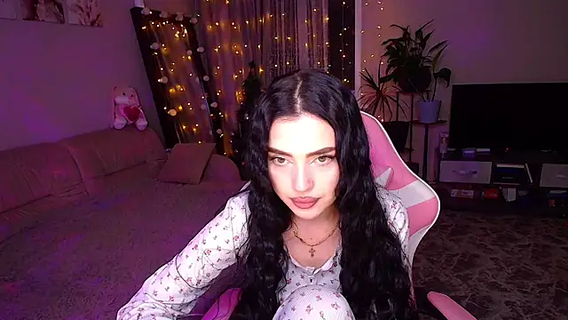 Snapshot of __Malika__ chatting on 12.16.25 Malika online show from 12.16.25