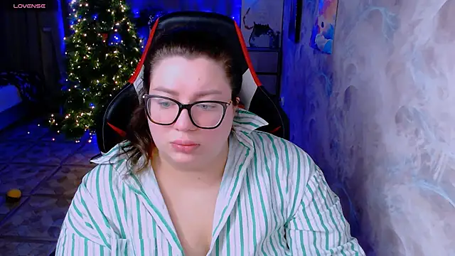 Snapshot of alexa_sweetyy chatting on 12.22.25 alexa sweetyy online show from 12.22.25