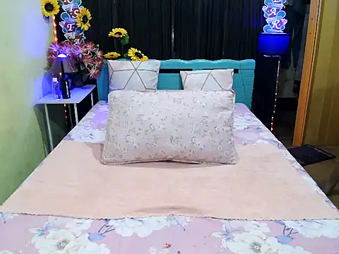 Snapshot of UrAsianPrincessDanie chatting on 12.17.25 UrAsianPrincessDanie online show from 12.17.25