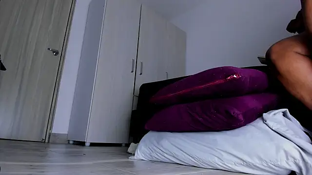 Snapshot of Skarleth69 chatting on 10.22.25 Skarleth69 online show from 10.22.25