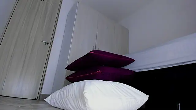 Snapshot of Skarleth69 chatting on 11.12.25 Skarleth69 online show from 11.12.25