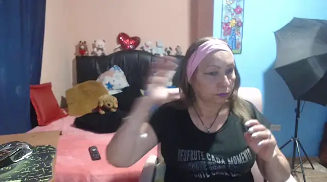 Snapshot of milfeddy_ chatting on 02.13.25 milfeddy online show from 02.13.25