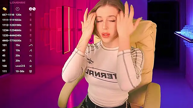 PenellopaRaw online show from 01.17.25