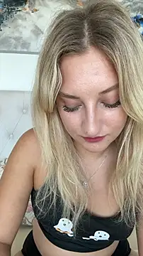 Snapshot of MileySummer chatting on 10.01.25 MileySummer online show from 10.01.25