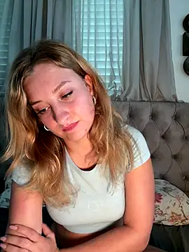 Snapshot of MileySummer chatting on 11.11.25 MileySummer online show from 11.11.25