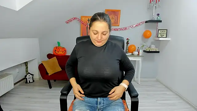 LollaGirl online show from 10.30.25