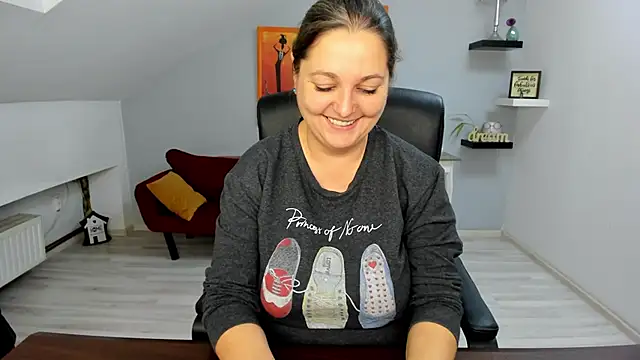 LollaGirl online show from 11.27.25