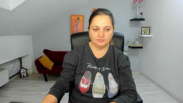 LollaGirl online show from 11.29.25