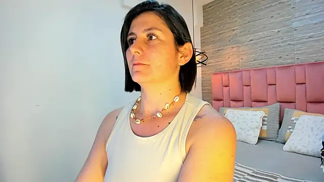 Snapshot of SarahDeyvis chatting on 02.14.25 SarahDeyvis online show from 02.14.25