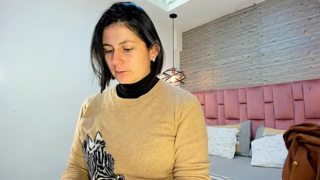 Snapshot of SarahDeyvis chatting on 02.17.25 SarahDeyvis online show from 02.17.25