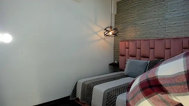 Snapshot of SarahDeyvis chatting on 02.19.25 SarahDeyvis online show from 02.19.25