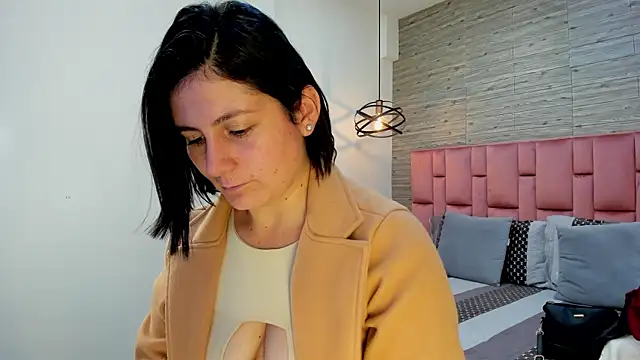 Snapshot of SarahDeyvis chatting on 02.26.25 SarahDeyvis online show from 02.26.25