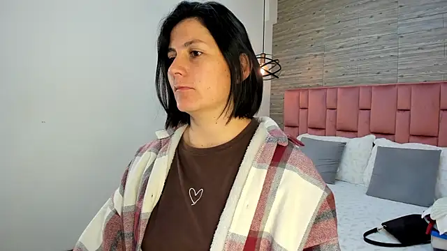 Snapshot of SarahDeyvis chatting on 03.18.25 SarahDeyvis online show from 03.18.25