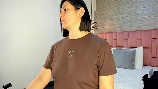 Snapshot of SarahDeyvis chatting on 03.18.25 SarahDeyvis online show from 03.18.25