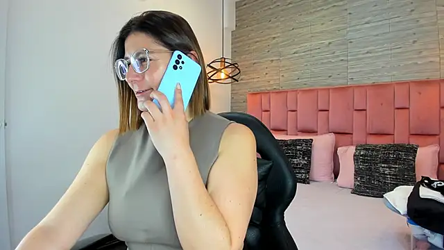 Snapshot of SarahDeyvis chatting on 09.10.25 SarahDeyvis online show from 09.10.25