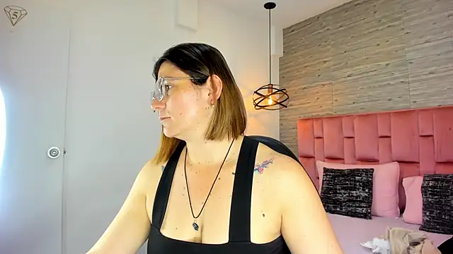 Snapshot of SarahDeyvis chatting on 09.11.25 SarahDeyvis online show from 09.11.25