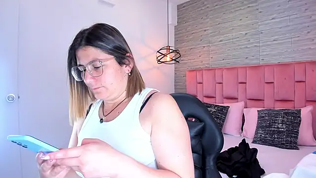 Snapshot of SarahDeyvis chatting on 09.13.25 SarahDeyvis online show from 09.13.25