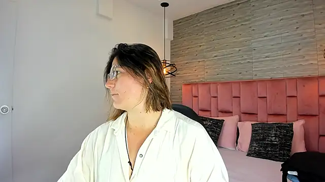 Snapshot of SarahDeyvis chatting on 09.17.25 SarahDeyvis online show from 09.17.25