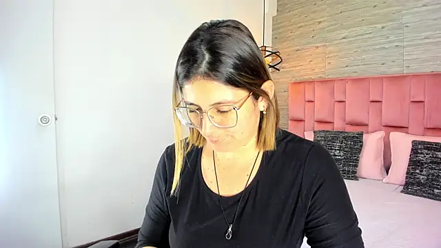 Snapshot of SarahDeyvis chatting on 09.18.25 SarahDeyvis online show from 09.18.25