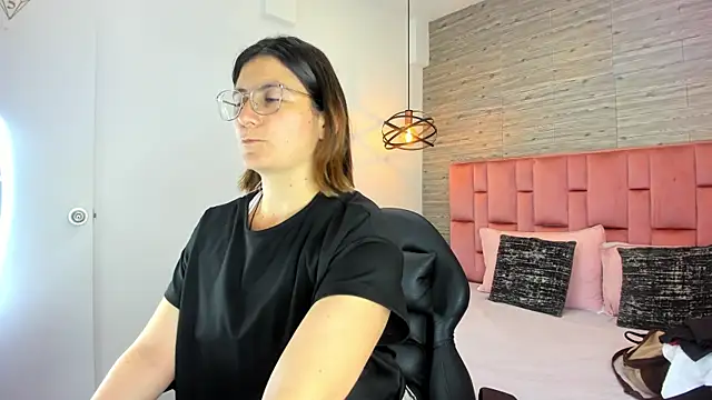 Snapshot of SarahDeyvis chatting on 09.28.25 SarahDeyvis online show from 09.28.25