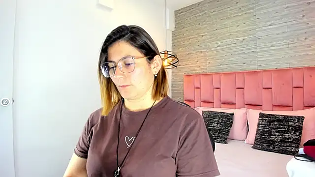 Snapshot of SarahDeyvis chatting on 09.29.25 SarahDeyvis online show from 09.29.25