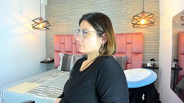 Snapshot of SarahDeyvis chatting on 10.02.25 SarahDeyvis online show from 10.02.25