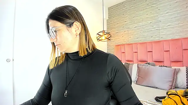 Snapshot of SarahDeyvis chatting on 10.17.25 SarahDeyvis online show from 10.17.25