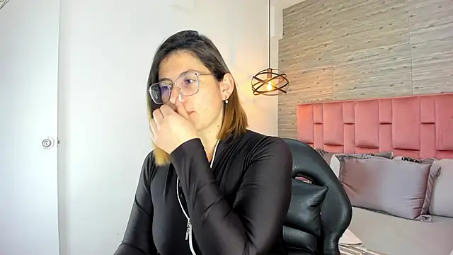 Snapshot of SarahDeyvis chatting on 10.21.25 SarahDeyvis online show from 10.21.25