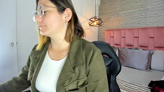 Snapshot of SarahDeyvis chatting on 10.22.25 SarahDeyvis online show from 10.22.25