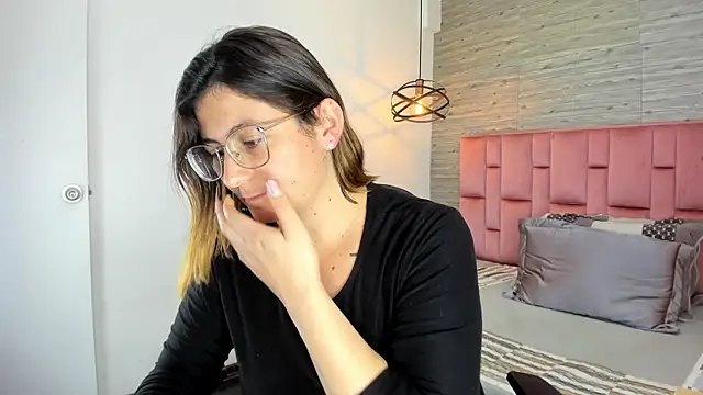 Snapshot of SarahDeyvis chatting on 10.23.25 SarahDeyvis online show from 10.23.25