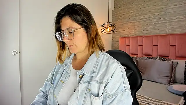 Snapshot of SarahDeyvis chatting on 10.24.25 SarahDeyvis online show from 10.24.25