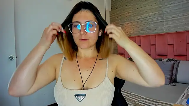 Snapshot of SarahDeyvis chatting on 10.28.25 SarahDeyvis online show from 10.28.25