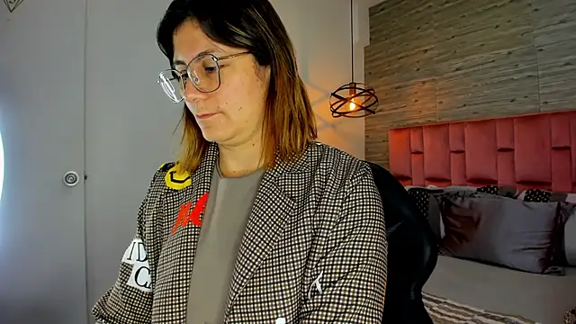 Snapshot of SarahDeyvis chatting on 10.29.25 SarahDeyvis online show from 10.29.25