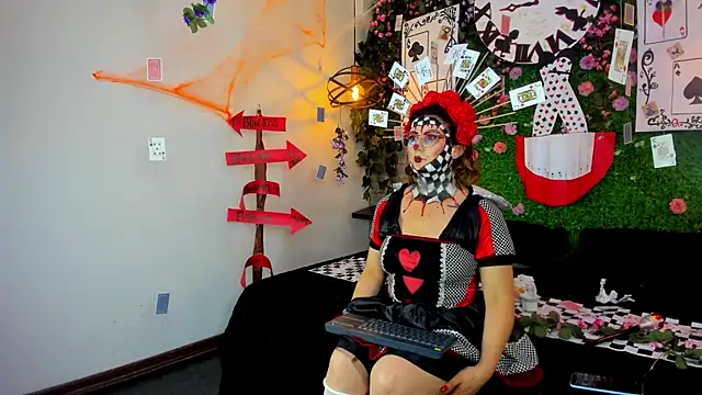 Snapshot of SarahDeyvis chatting on 10.30.25 SarahDeyvis online show from 10.30.25