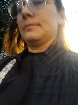 Snapshot of SarahDeyvis chatting on 10.31.25 SarahDeyvis online show from 10.31.25