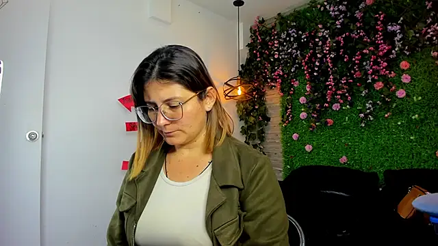 Snapshot of SarahDeyvis chatting on 11.03.25 SarahDeyvis online show from 11.03.25