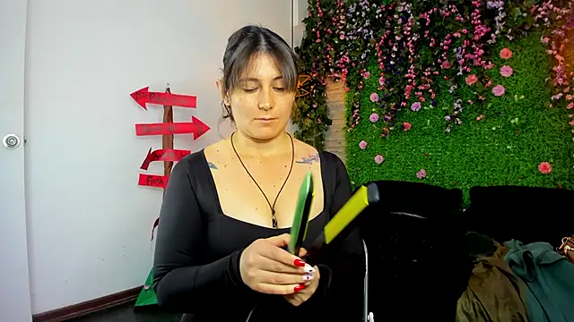 Snapshot of SarahDeyvis chatting on 11.04.25 SarahDeyvis online show from 11.04.25