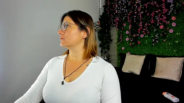 Snapshot of SarahDeyvis chatting on 11.07.25 SarahDeyvis online show from 11.07.25