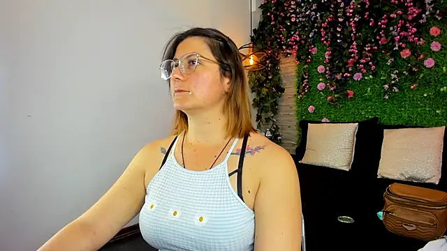 Snapshot of SarahDeyvis chatting on 11.08.25 SarahDeyvis online show from 11.08.25