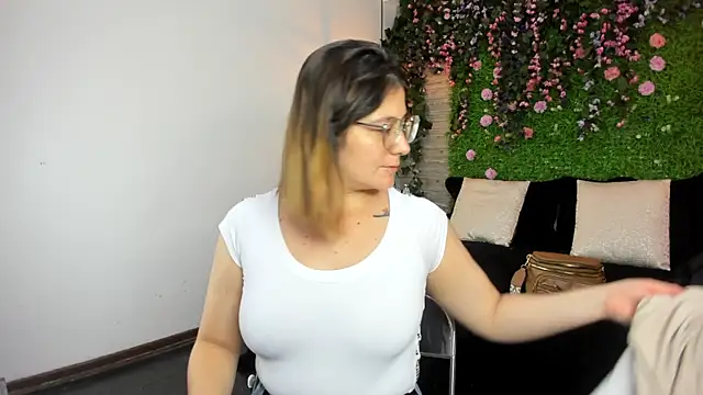 Snapshot of SarahDeyvis chatting on 11.11.25 SarahDeyvis online show from 11.11.25