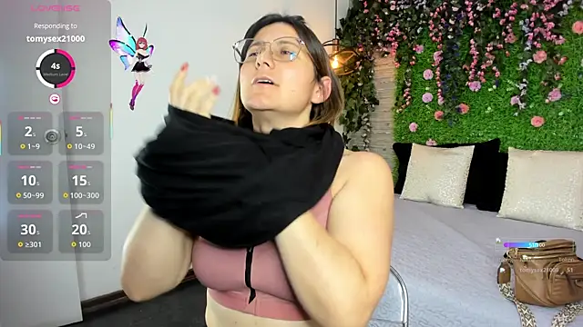 Snapshot of SarahDeyvis chatting on 11.18.25 SarahDeyvis online show from 11.18.25